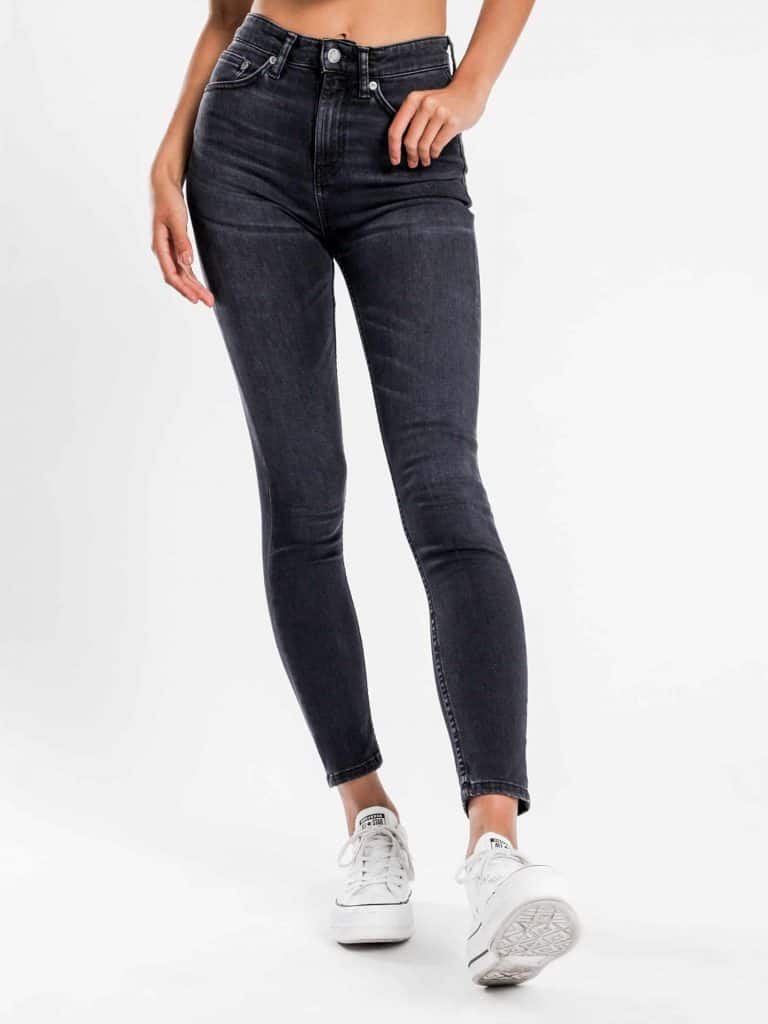 Nudie Jeans_woman in black Hightop Tilde Night Spirit in organic cotton brand Nudie 